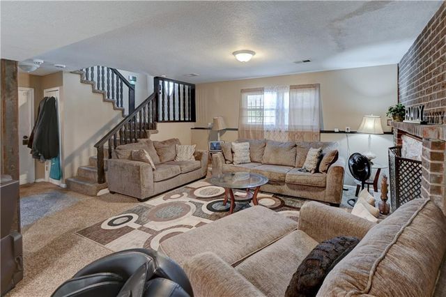 7917 N Troost Avenue, Kansas City, MO 64118