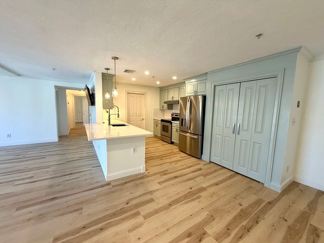 29 Maple St H, Canton, MA 02021