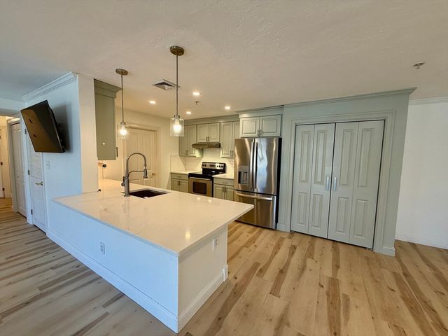 29 Maple St H, Canton, MA 02021