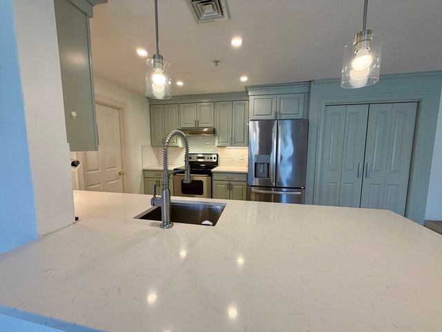 29 Maple St H, Canton, MA 02021