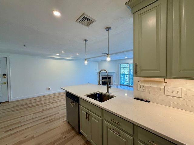 29 Maple St H, Canton, MA 02021