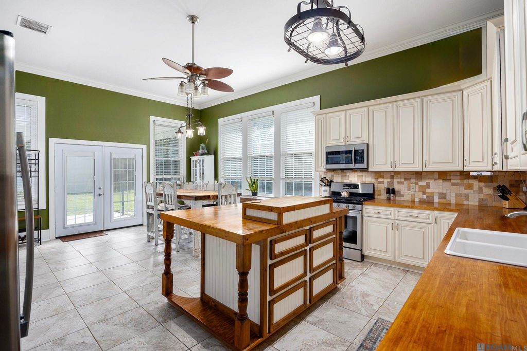 44311 Mi Mis Ln, St Amant, LA 70774