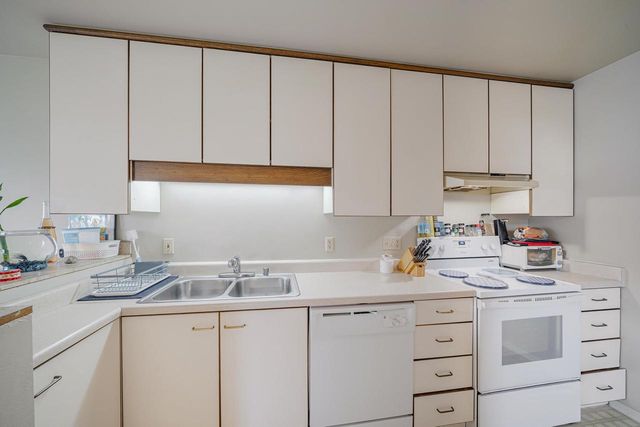 722 N HAWTHORNE DRIVE, Appleton, WI 54915