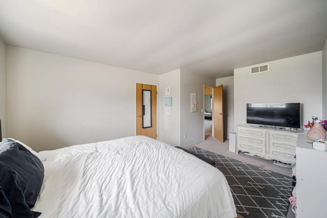 722 N HAWTHORNE DRIVE, Appleton, WI 54915