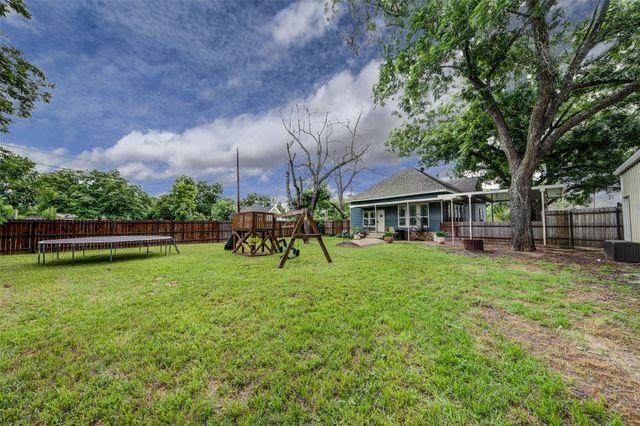 200 S Crane Street, Alvord, TX 76225