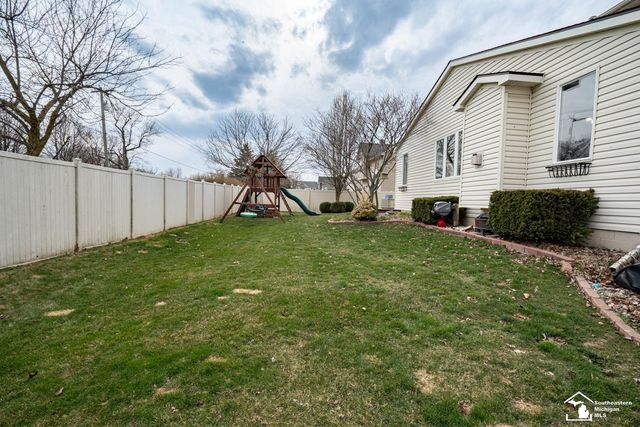 835 Golf Ridge Circle, Dundee, MI 48131