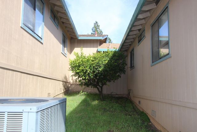 23288 Lone Pine Dr, Auburn, CA 95602