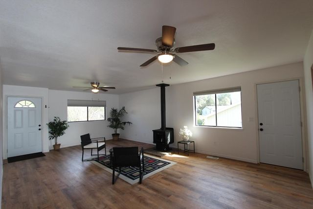 23288 Lone Pine Dr, Auburn, CA 95602