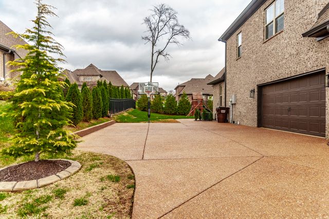 2024 Hawkwell Cir, Hendersonville, TN 37075