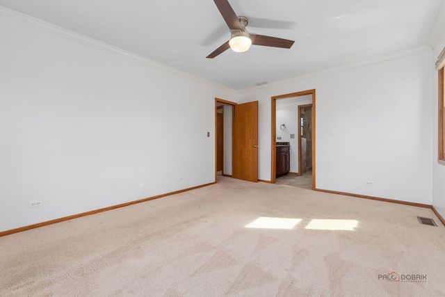 2326 W Weathersfield Way, Schaumburg, IL 60193