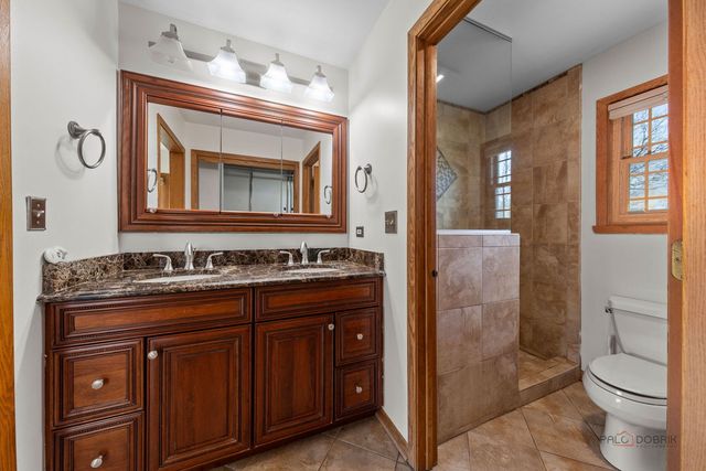 2326 W Weathersfield Way, Schaumburg, IL 60193