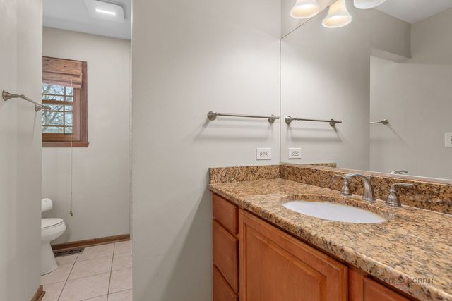 2326 W Weathersfield Way, Schaumburg, IL 60193