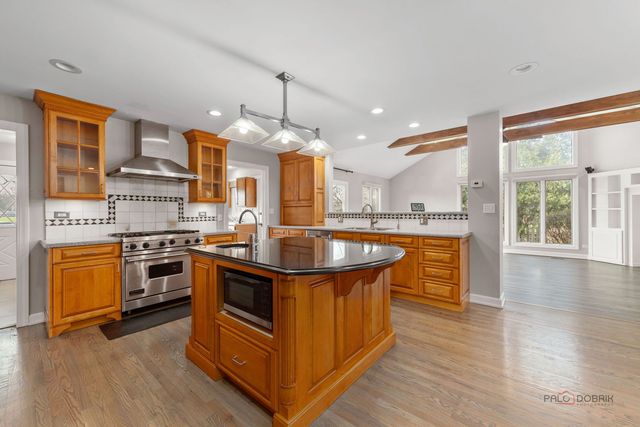 2326 W Weathersfield Way, Schaumburg, IL 60193