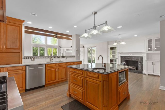 2326 W Weathersfield Way, Schaumburg, IL 60193