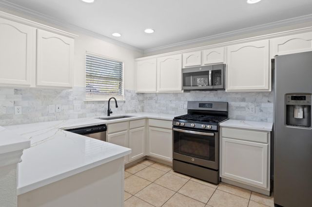 301 Abamillo CT, Hutto, TX 78634
