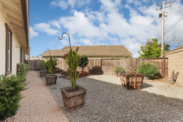 1204 Sirah Ct, Lodi, CA 95242