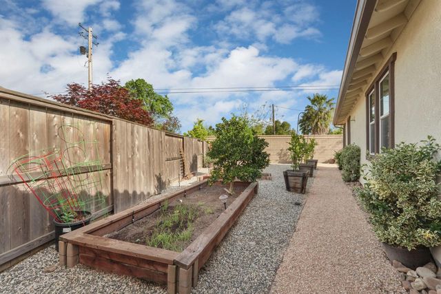 1204 Sirah Ct, Lodi, CA 95242