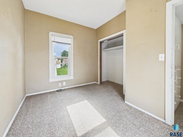 2105 S Duluth Ave Avenue, Sioux Falls, SD 57105
