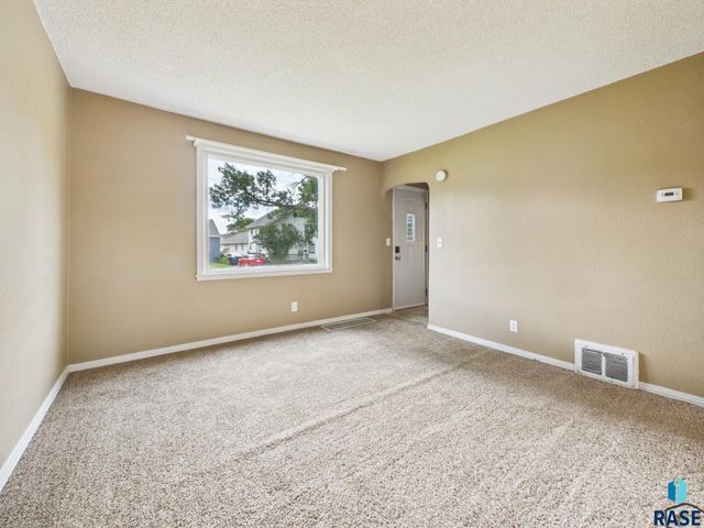 2105 S Duluth Ave Avenue, Sioux Falls, SD 57105