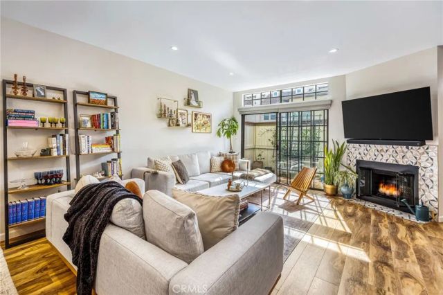 4374 Ventura Canyon 6, Sherman Oaks, CA 91423