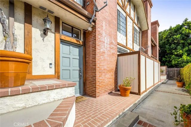 4374 Ventura Canyon 6, Sherman Oaks, CA 91423