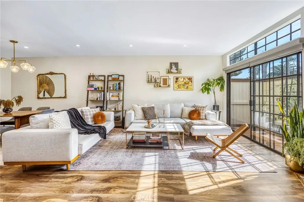 4374 Ventura Canyon 6, Sherman Oaks, CA 91423