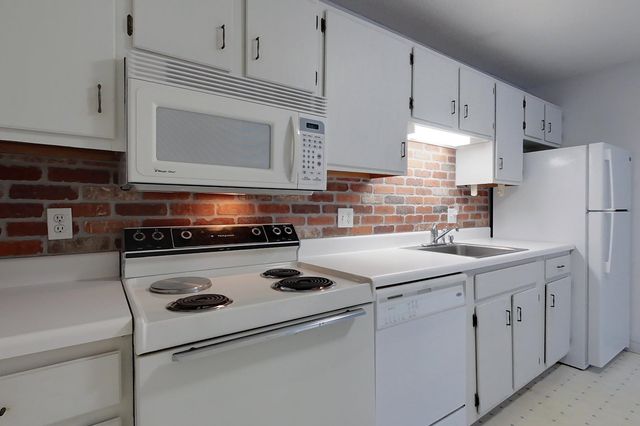 8 Saint James Pl Apt 803, Nashua, NH 03062