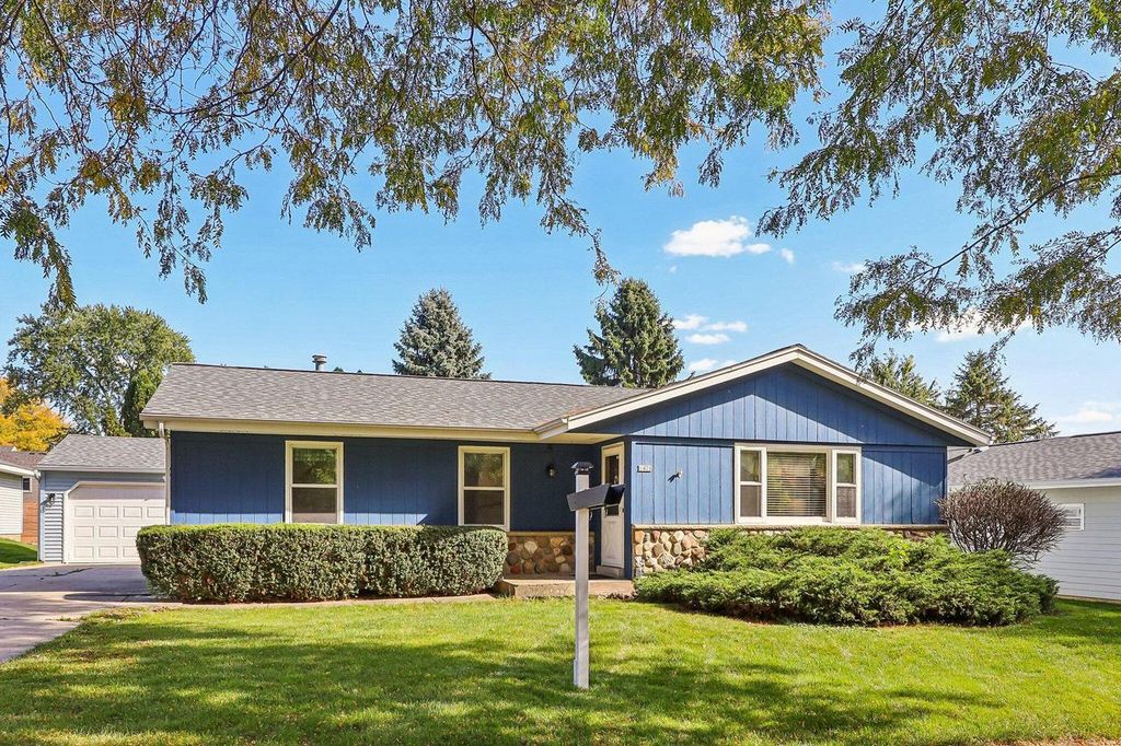 1425 Erin LANE, Waukesha, WI 53188