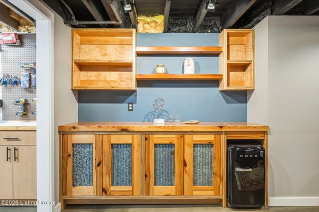 959 Thruston Dr, Louisville, KY 40217