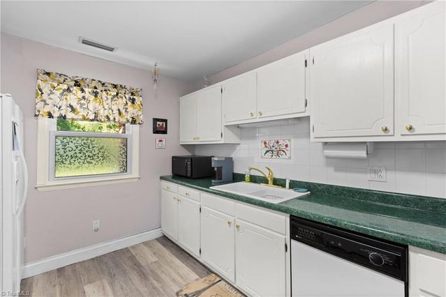 2421 Sandy Court, Kernersville, NC 27284