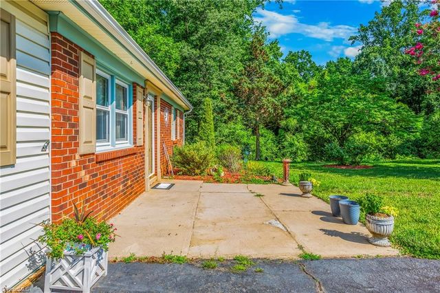 2421 Sandy Court, Kernersville, NC 27284