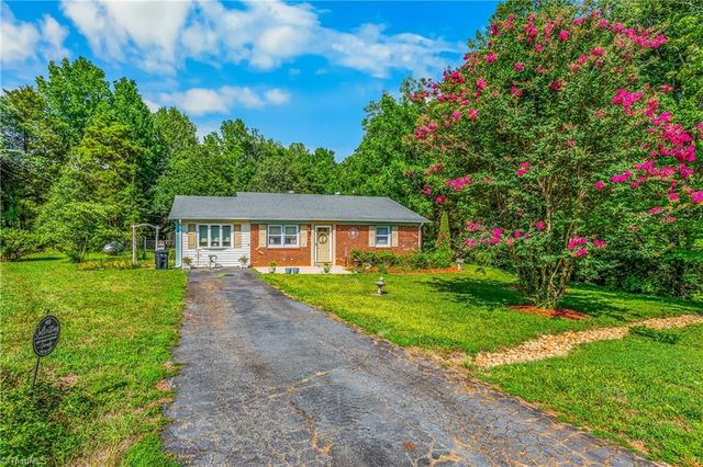 2421 Sandy Court, Kernersville, NC 27284