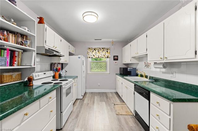 2421 Sandy Court, Kernersville, NC 27284