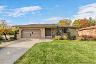 900 N Skyline Drive, Seven Hills, OH 44131