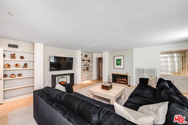 9656 Lawlen Way, Los Angeles, CA 90210
