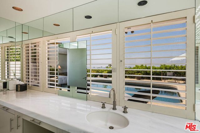 9656 Lawlen Way, Los Angeles, CA 90210