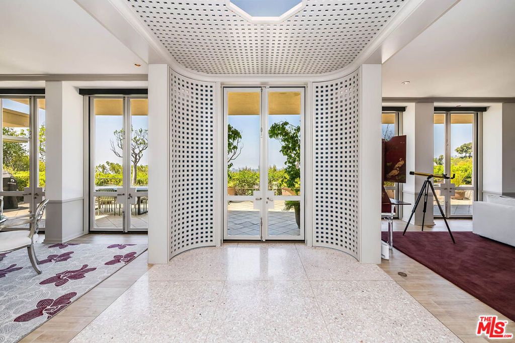 9656 Lawlen Way, Los Angeles, CA 90210
