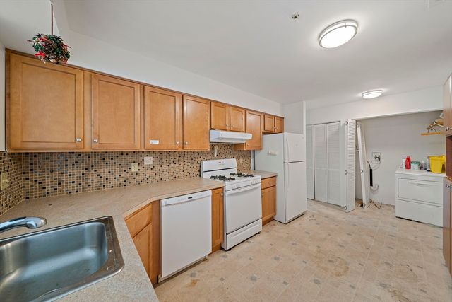 47 Rosewood Dr 47, Stoughton, MA 02072