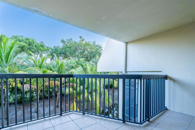 20347 W Country Club Dr TH15, Aventura, FL 33180