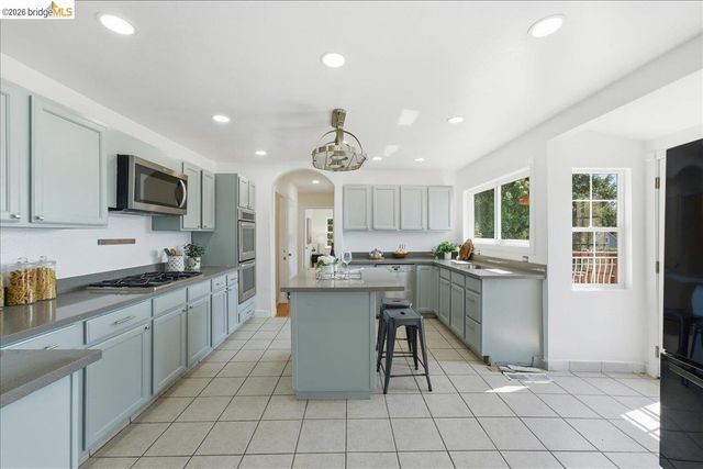 2721 Hidden Ln, Hayward, CA 94541