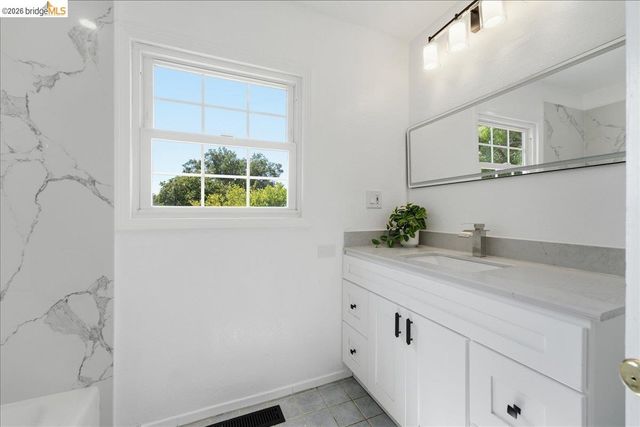 2721 Hidden Ln, Hayward, CA 94541