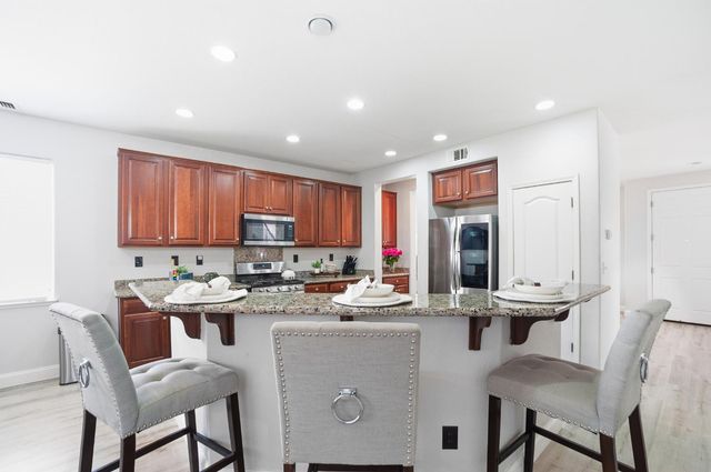 337 Scrub Oak Dr, Lathrop, CA 95330