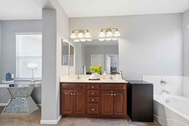 337 Scrub Oak Dr, Lathrop, CA 95330