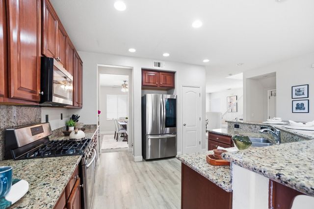 337 Scrub Oak Dr, Lathrop, CA 95330