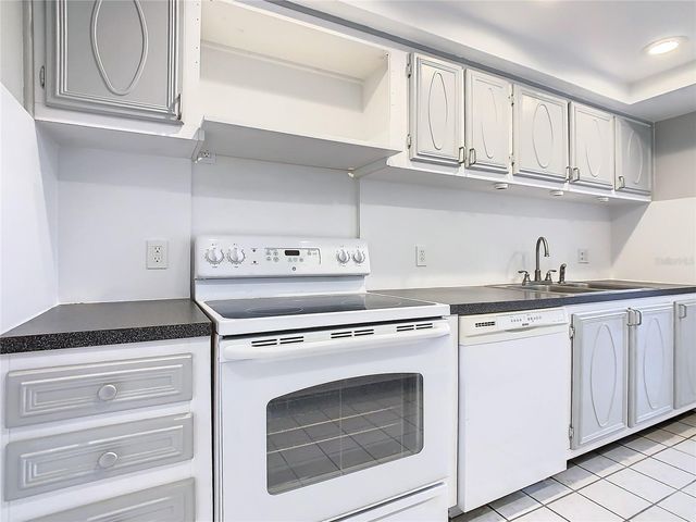 1130 N LAKE PARKER AVENUE A302, Lakeland, FL 33805