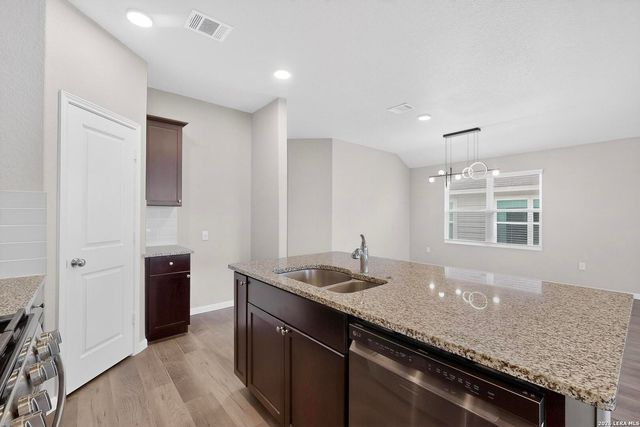 6806 Bale Rdg, San Antonio, TX 78252