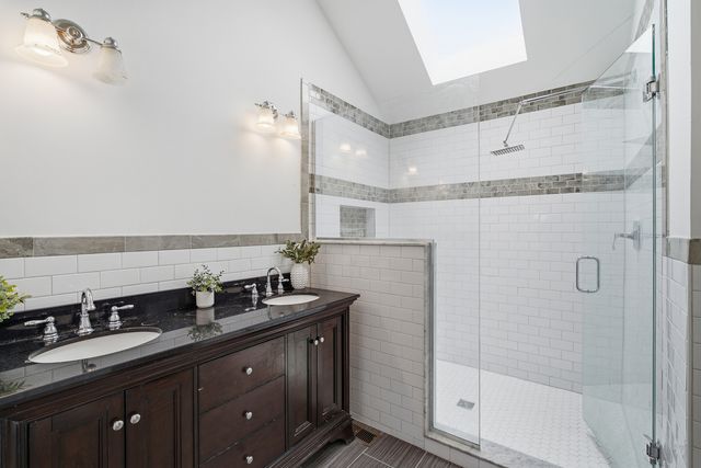 1120 Lakeside Court, Aurora, IL 60504