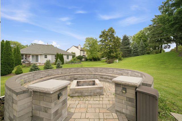 1120 Lakeside Court, Aurora, IL 60504