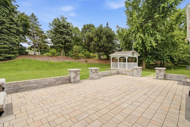 1120 Lakeside Court, Aurora, IL 60504