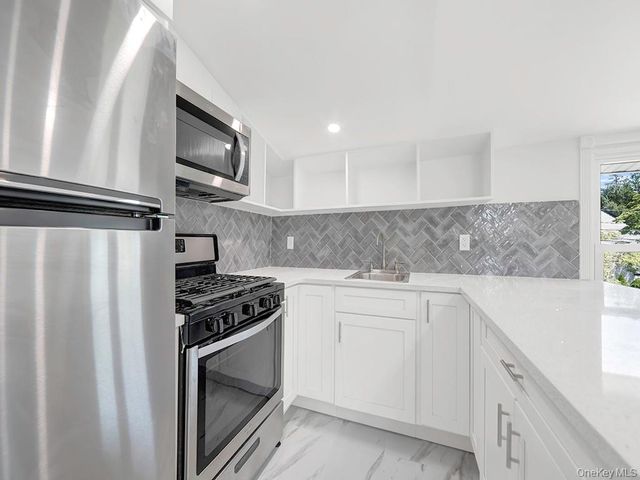 8 Winthrop Street 2, Lynbrook, NY 11563